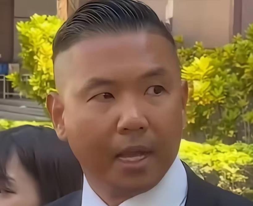 49岁的陈建州心梗了，血管堵了90%，差一点就没救回来。这事发生前一天的画面说出来你可能不信，他还在泳池里陪双胞胎儿子扑腾，状态好得跟没事人一样。第二天晚上看球赛，突然胸闷，吃了药想扛过去，结果越来越不对劲，工作人员赶紧把他送台大医院，一查就是急性心肌梗塞，直接推进手术室装支架。范玮琪接到消息整个人