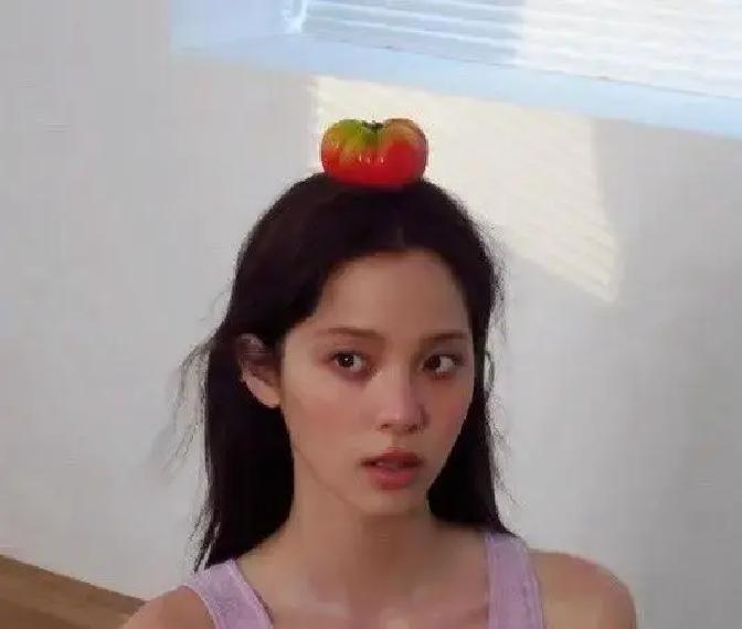 欧阳娜娜折腾了这么大一圈，其实所有人都看明白了，她到底该吃哪碗饭。
当年演戏被全网群嘲演技尴尬，后来自己折腾搞品牌，几百块一件的贴牌家居服又惹得一身骂名。
两头碰壁，图个啥？
明明老天爷赏给她的饭碗，从来就不是背台词演戏，更不是跑去供应链里卖高价实物。
她真正能拿捏人的，一直都是那种挑不出毛