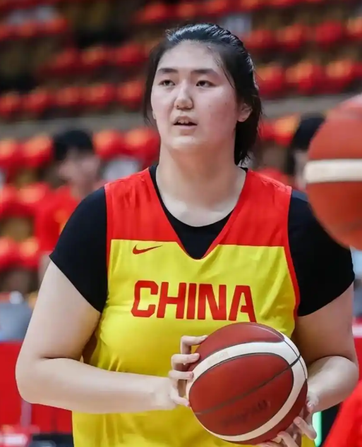 身高两米二六的女篮巨无霸张子宇，在球场上接连失误，大家放大照片才震惊发现，她的五根手指居然没办法正常伸直。主教练宫如明透露，这是因为她骨骼发育太快导致肌腱没跟上。原本被视作无敌神力的女巨人，如今却因为这双弯曲的手指遭遇进攻瓶颈，甚至连球都抓不稳，中国女篮对她的培养模式也跟着引发了热议。

主要信源：