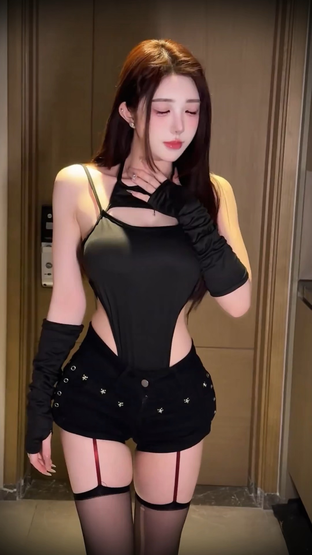 黑丝辣妹，性感诱惑，电梯里的一抹风景