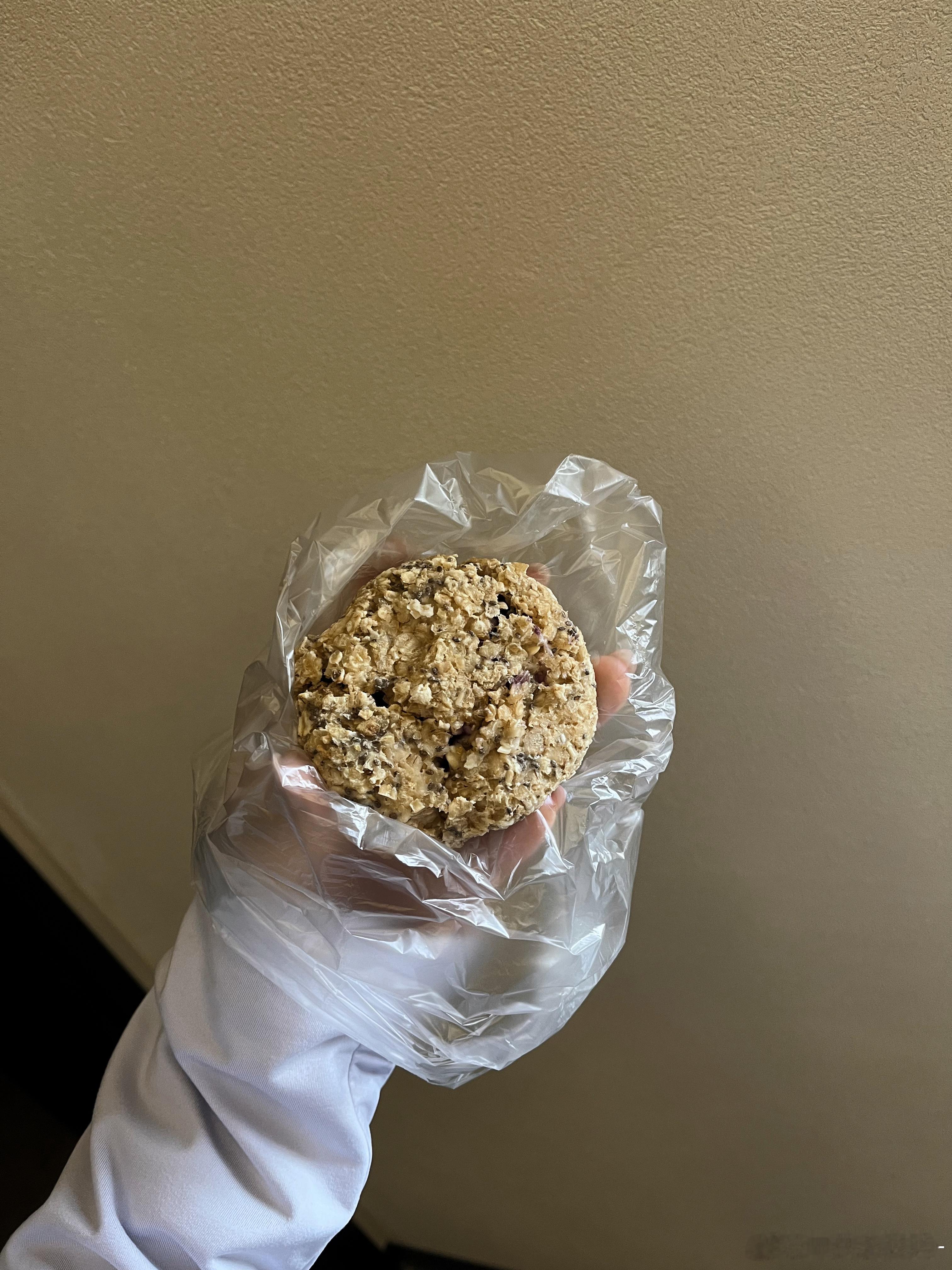 隔夜燕麦团！网上教程很多，可以跟着自己的口味随便搭。我爱做香蕉、蓝莓口味，加可可粉、抹茶粉、奇亚籽啥的。做法和隔夜燕麦大差不差，只不过是揉成团，提前一晚做好放冷藏，第二天拿出来就是糯叽叽的绵软口感，特别饱腹。我自己还解锁空气炸锅吃法！就第二天压成小饼后200度烤20分钟，外皮烤得酥酥脆脆，里面还是温热软糯的，做好了会爆浆流心，很适合冬天！