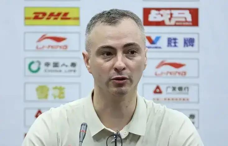 广东男篮打完宁波，不少人盯着大名单直犯嘀咕：满脸疲态的徐杰怎么连一秒都没上？
赛后亚科夫列维奇把话挑明了，大家悬着的心总算能放回肚子里。
没遇到什么大伤大病，纯粹是当天下午徐杰身体突然不舒服。教练组和管理层一合计，直接拍板：歇着，硬拼完全没必要。
漫长的常规赛拼的是持久战，犯不上为了一场球把主