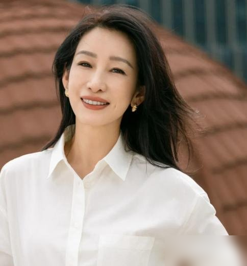 秦海璐在外拿奖拿到手软，回家第一件事是等老公递拖鞋。
王新军自己说，家里的霸总是搞服务工作的。做饭、收拾、伺候媳妇，全包。别人看着是下嫁，这俩人压根没往那处想。
《妻子的浪漫旅行》里有个片段，王新军开玩笑说她脸肿了，秦海璐当场掉脸。搁别人家可能得吵一架，他俩几分钟就把话说开了。一个道歉，一个翻篇