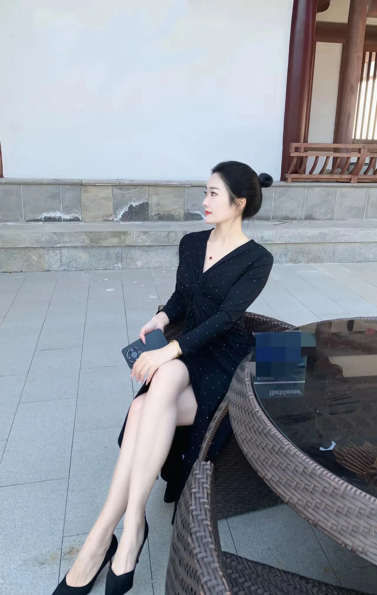 优雅黑裙少女，静坐庭院，时光静好。🌸。[作揖][作揖]🍃