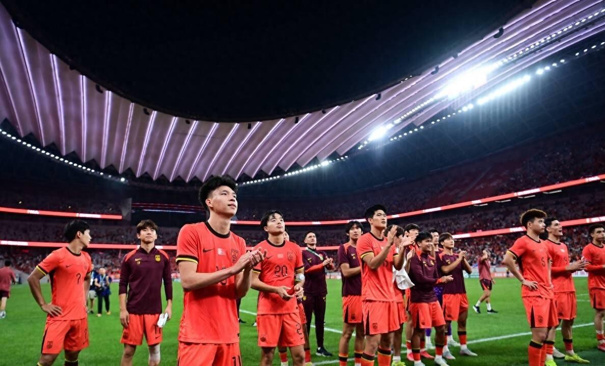 CCTV5直播！U23国足亚运首战就碰朝鲜，这签运也没谁了。
张玉宁、王钰栋领衔，朱辰杰、吴曦坐镇，全队身价破千万欧，说是史上最贵国奥队一点不夸张。可首秀偏偏遇上几乎等于半支国家队的朝鲜U23，对方三名超龄全是国脚，硬骨头一块。
最让人捏把汗的是，球队集训不到10天就得飞日本，正午1点开球更是少见，