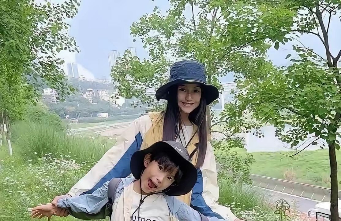 周杰伦和昆凌的娃最近公开露面，一下子吸引了好多人的目光。小家伙完美继承了爸妈的好基因，五官长得特别精致 ​