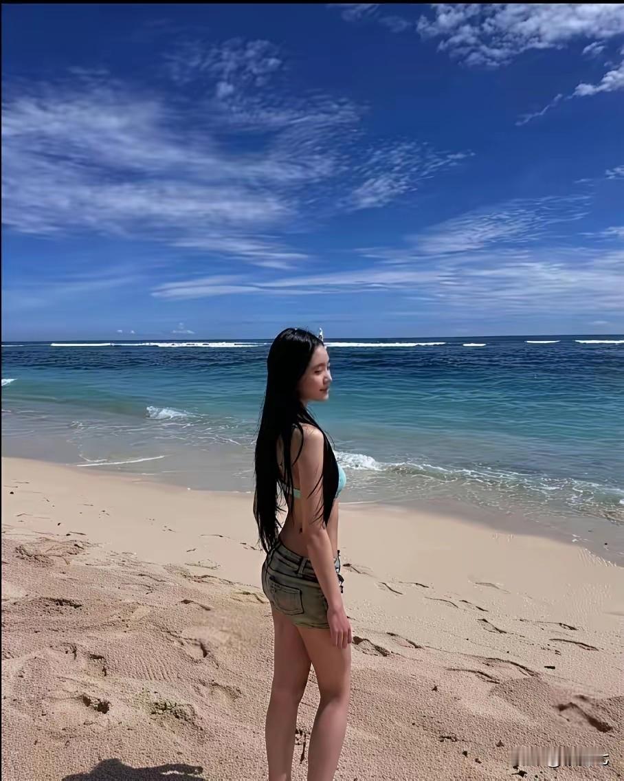 同是父亲，许雅钧和小沈阳的区别太大了
许雅钧对于女儿们的穿着打扮越清凉越好，从不会阻止女儿穿的过于杏干，每次看着穿着非常少的二女儿，甚至会亲吻二女儿手背，夸赞女儿脸小好看
小沈阳就不一样了，对于沈佳润要求穿裙子都得要往裙子里塞一条裤子，生怕女儿穿的太少了