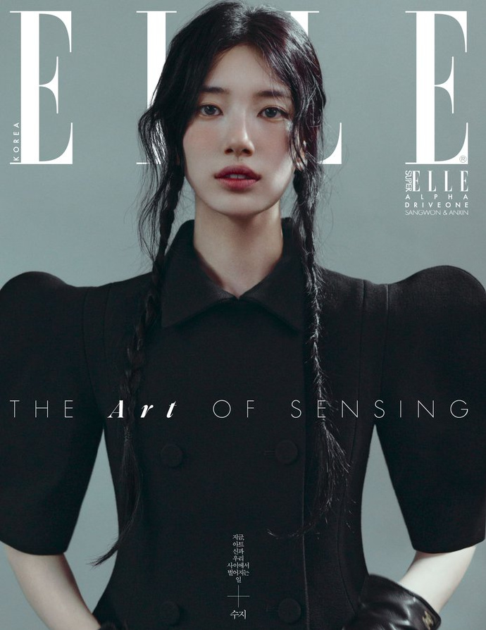 最新画报，杂志《ELLE》10月刊封面公开，这组写真收录了秀智从自然的日常瞬间到戏剧性灯光下的造型。