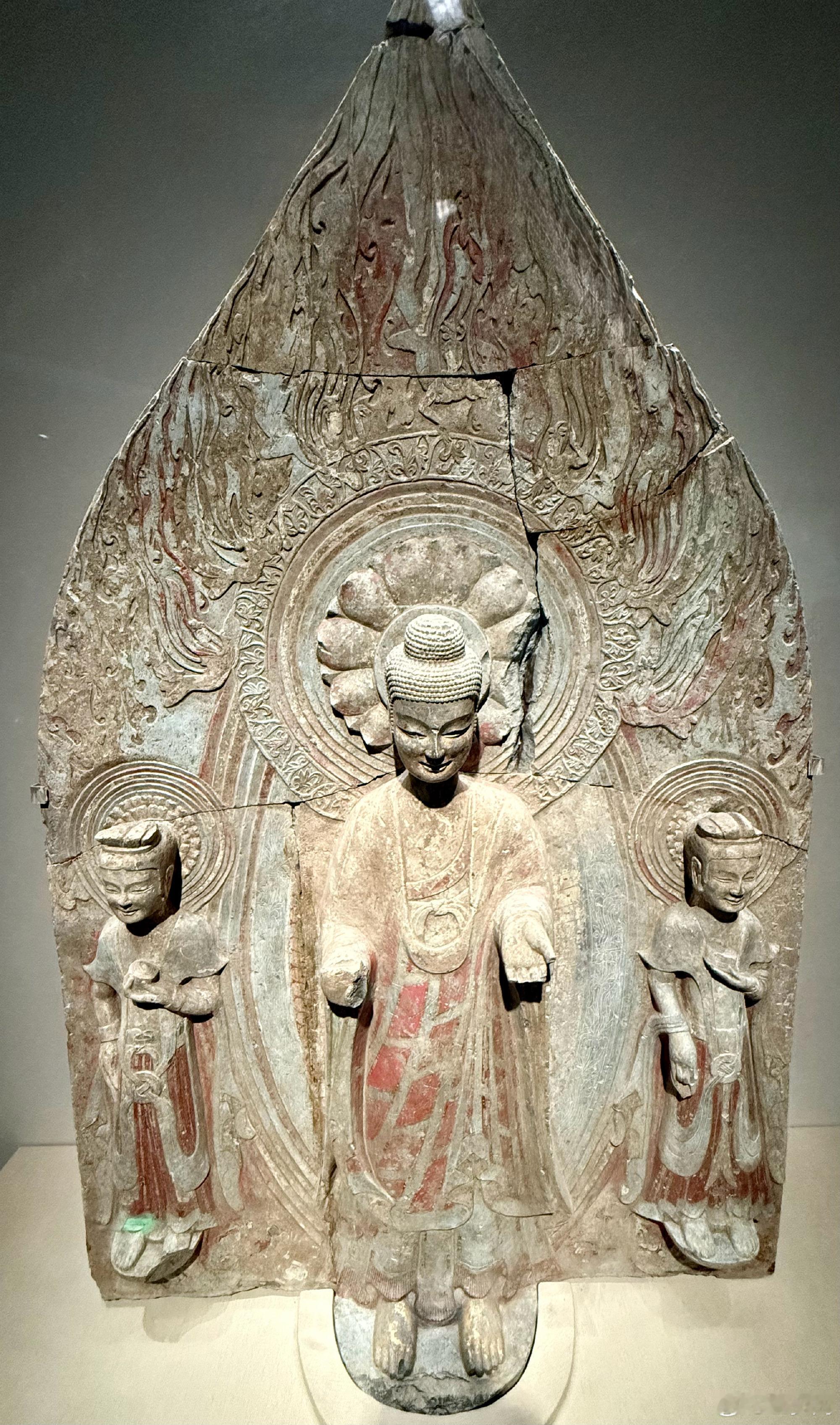 北魏. 贴金彩绘石雕背屏式佛菩萨三尊像——贴金彩绘石雕背屏式佛菩萨三尊...