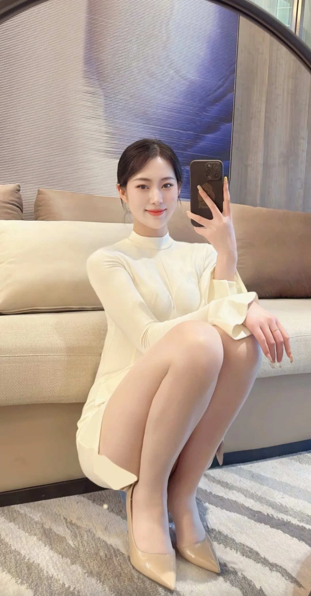 优雅自拍，米色长袖裙，温柔微笑，气质满分！  甜妹、🥸