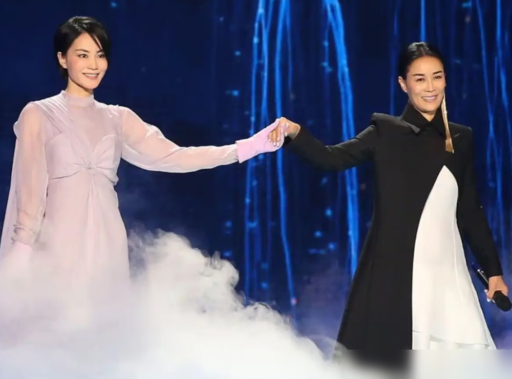 瞿颖上《毛雪汪》，讲了一段早年的麻将局。
那英组的局，王菲坐在对面。
瞿颖说，王菲是她偶像。
牌桌上，王菲给她点炮了。
能胡。
她没推牌。
不是不会打，是手不敢动。
偶像的炮，不敢胡。
事后她自己说，纯粹是追星本能。
人一紧张，牌都不会胡了。
为了把场面圆过去，她转头去胡那英的牌