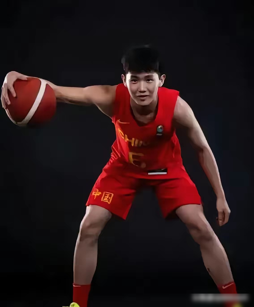 李悦洲可比高诗岩香多了。
亚运会的中国男篮，郭士强终于肯给李悦洲出场机会了，和高诗岩风格酷似的李悦洲，在场上的作用远超高诗岩。
仅有19岁的李悦洲，在CBA联赛已经崭露头角，在入选郭士强的国家队后，李悦洲很少获得出场时间，亚运会男篮的比赛，李悦洲终于替补出场了，虽然年纪轻轻，但在比赛场上却显得非