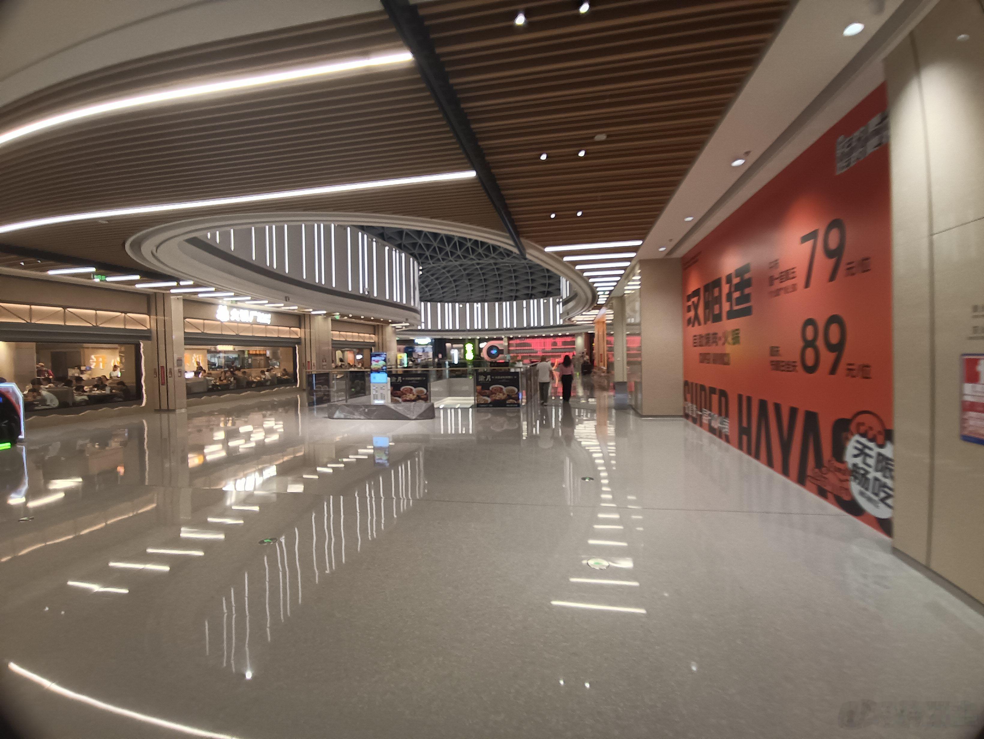 2021年，大连姑娘在楼市高点花265万买房，如今房价暴跌，账面亏损180万，叠加断供压力与男友分手，人生仿佛跌入谷底。

这不仅是个人财富的折损，更是时代洪流下普通人的无奈缩影。

2021年正值大连楼市高点，在“再不买就涨”的焦虑中，许多人高位接盘。

然而，随着市场调整、房价回落，曾经的“资产 ​