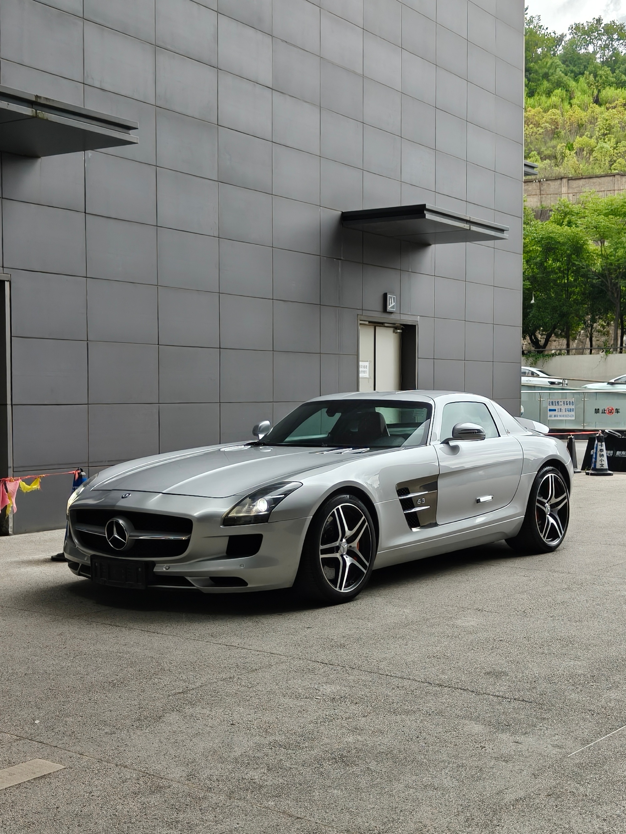 《被追忆的时代经典——奔驰SLS AMG》  朋友店里刚收的一代经典神...