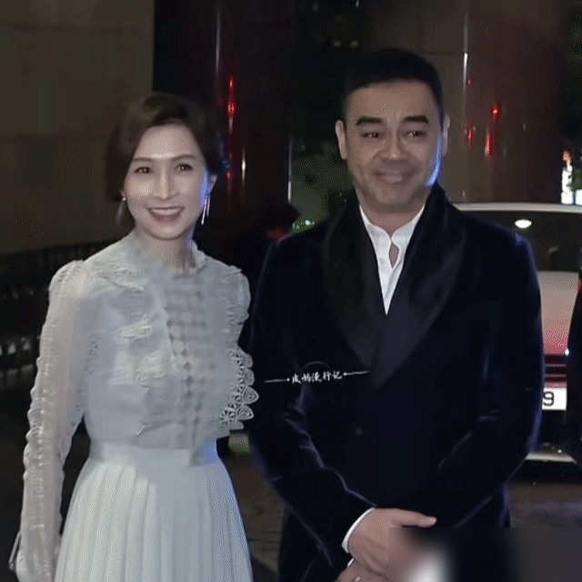 刘青云第一次约郭蔼明，她以为他是来借钱的。
这哥们直接撂下一句：不是借钱，是想见你。求婚更绝，没单膝跪地，就一句我们不如结婚。郭蔼明居然也点头了。
婚后俩人被拍到最多的画面，不是在红毯，是在茶餐厅、街市，十指紧扣。刘青云说过，输掉争执，比输掉妻子容易。被赶出门，主动道歉的永远是他。
2015年