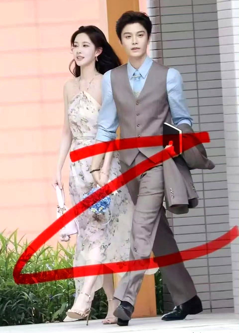 丁禹兮和孟子义街头牵手压马路的照片一出来，评论区直接炸了锅。

这是新剧爱在无尽夏的拍摄现场。没有反光板，没有十级美颜，路人的手机镜头直怼脸拍。不少人盯着屏幕放大一看，觉得这画面跟想象中满屏粉红泡泡的偶像剧有点出入。

有人直言这生图太苛刻，把人拍钝了。其实这种路透就像没加调料的半成品，光线角度稍微