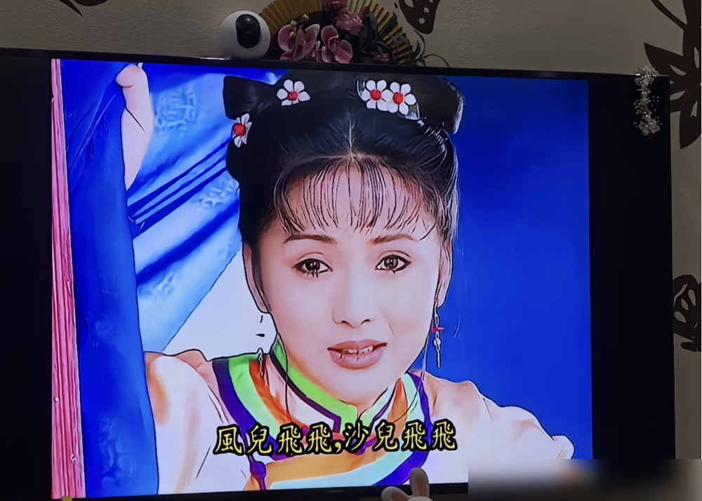 含香蒙丹跑路后干得最绝的一件事，是这辈子再没联系过小燕子。
按理说，人家拼了脑袋把你俩从皇宫里偷出来，怎么着也算过命的交情。结果这俩人拍拍屁股直奔大理，连封信都没有。
后来尔康染毒，紫薇瞎眼，永琪被按着头娶知画，小燕子挨耳光，全都没等来他俩一句问候。
以前骂编剧绝情，现在才看懂这是真懂人性。他