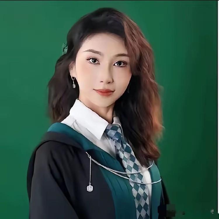 怪不得易中天吐槽北大草包教授一抓一大把，原来读个好考省份的双非本科，再出国混个水硕，回国再弄个耍嘴皮博士，就能到北理当教授了！

天津师范大学的本科，英国两个一年制硕士镀金，南开博士搭上武大系师门，政法大学博士后出站，直接入职985当上院长助理。这条路径每一环单看都挑不出毛病，可串在一起就透着一股说
