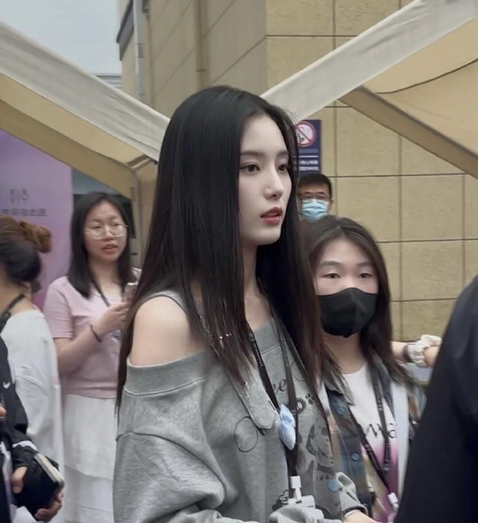 徐艺洋‎⁠生图直‏‎出，一看就‏是那种人群里别人拿手机随⁠﻿手拍的，原相机没滤镜‏没美‏⁠颜。‏