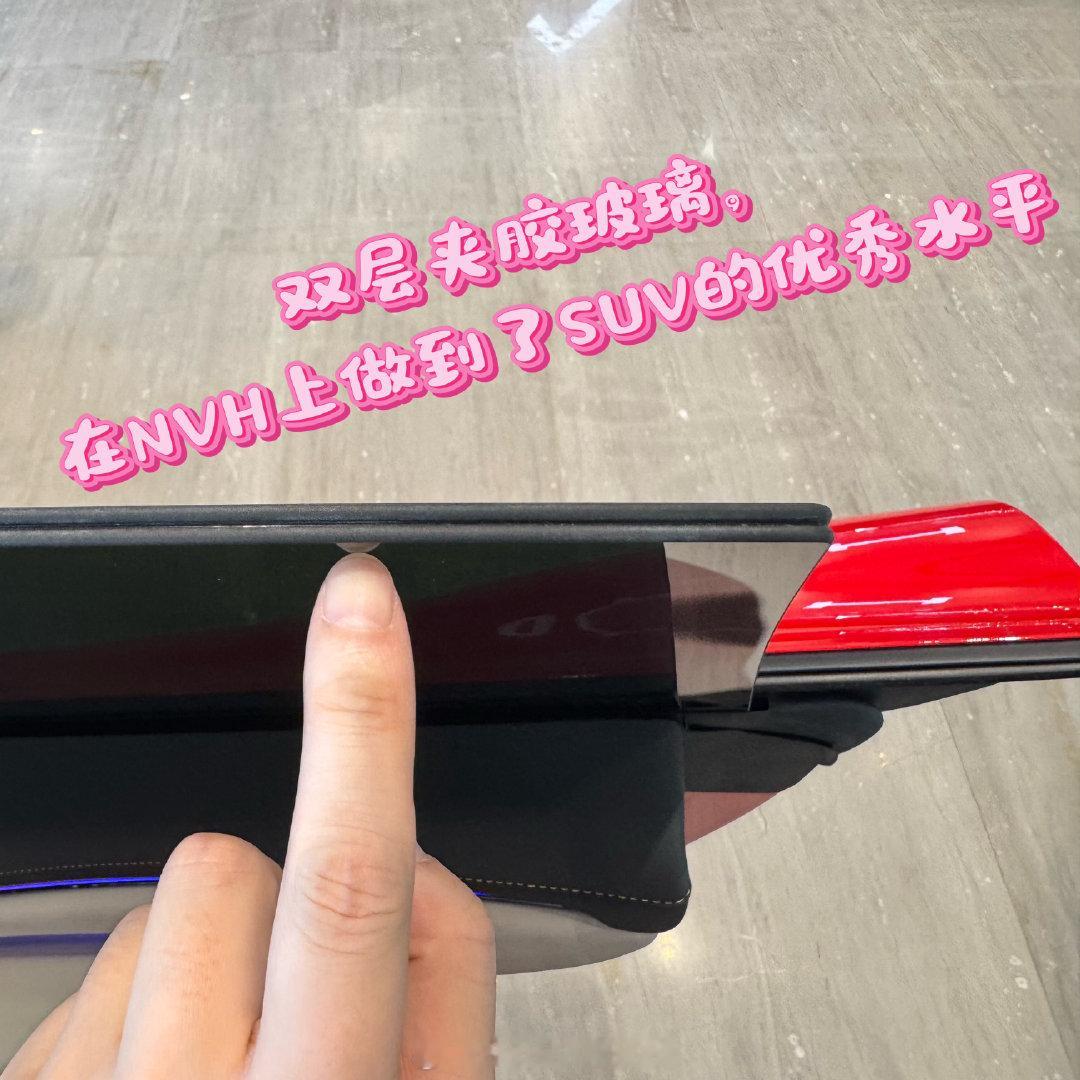 开了岚图追光S时间越长，也越能感受它对细节的追求。方向盘的灰白搭配真的非常带运动之感，座椅的舒适度和包裹度，也让我试驾就喜欢上了。还有双层夹胶玻璃，在NVH上做到了SUV的优秀水平，就更不用说这个岚图自研音箱，车里播放歌曲身临其境，感受真的很不错。
#岚图汽车、#岚图追光S、#轿跑细节 ​