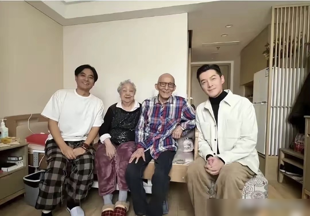 游本昌走了，93岁。网传消息飞了一整天，9月24日凌晨1点40分，北京。
胡歌和陈龙前阵子去养老院看他，仨人挤在一张床上合影。老头瘦得脱相，笑得跟济公一个样。
国家话剧院讣告出来了，9月30日上午10点，八宝山兰厅，遗体告别。
演了一辈子配角，52岁才等到济公，93岁拿终身成就奖。2025年5