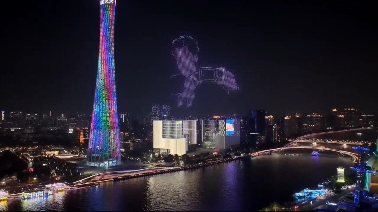 #全明星阵容告诉你中国人能飞#这场空中秀最打动人的，是把科技和大众兴趣接上了。明星形象让更多人愿意抬头看，数码新品借夜空完成轻量展示，无人机编队把技术实力藏在光影里。追星、看新品、拍夜景各取所需，还给城市夜空添了名场面。发布会不必非在展馆，换个场景，传播和参与感都上来了。 ​