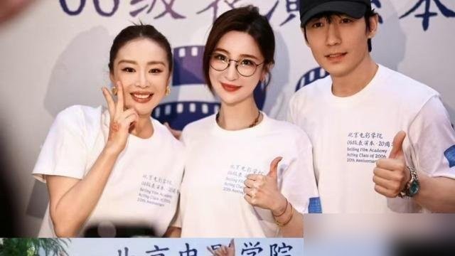 朱一龙掏钱攒局，高叶素颜赴约，彭冠英并肩坐在一旁。北电06表本当年进校的青涩面孔，熬了整整20年，终于在同一个饭桌上拼齐了中年演员的底气。

现场连伴手礼都刻着全班人的名字缩写，朱一龙甚至自己写了题诗。这位刚靠新片《空枪》破了6亿票房的主演，如今站在合影C位，早已没了早年在小成本剧组里打转的局促。