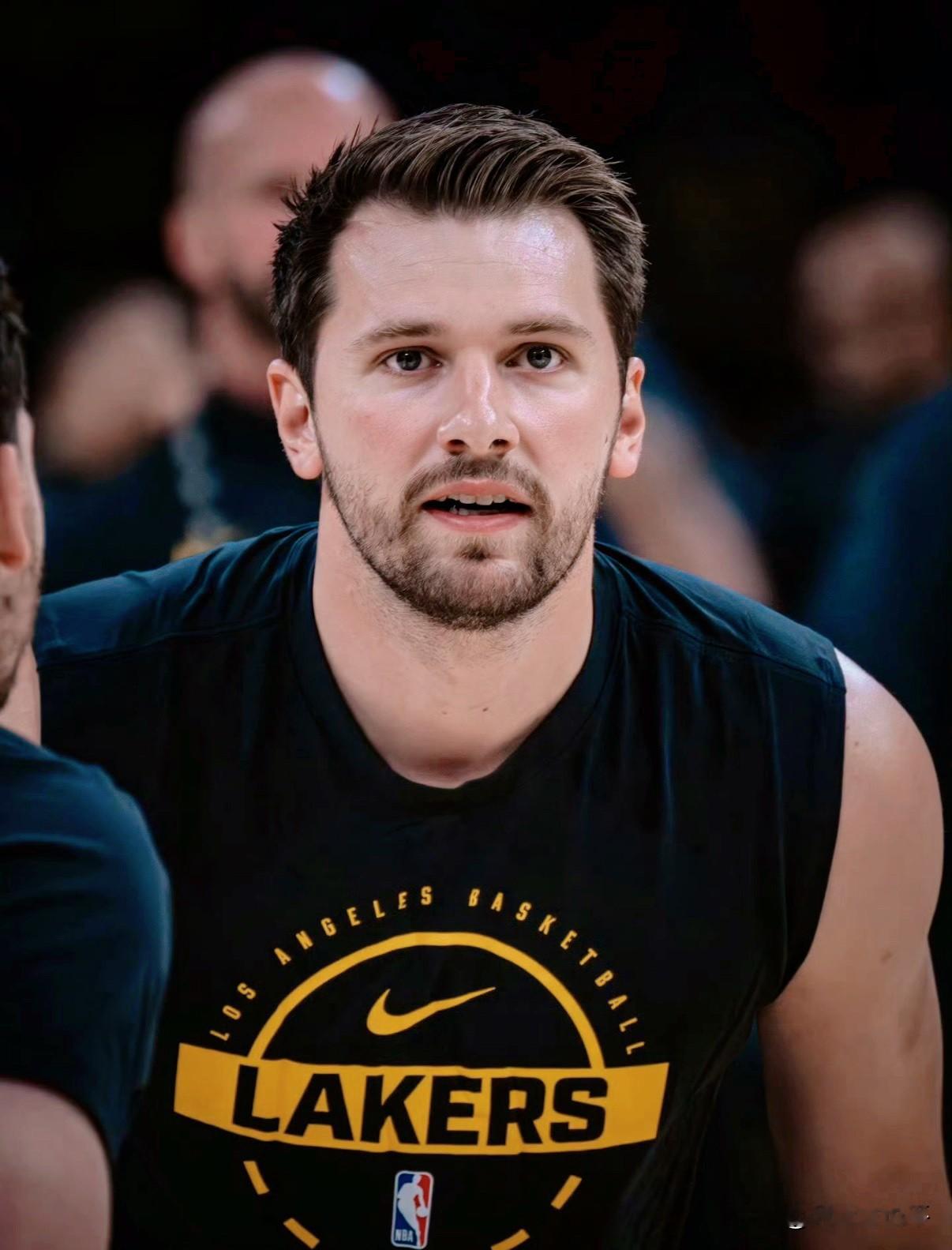 今天NBA官方发布了最新的罚单，湖人球员斯玛特因为辱骂裁判被罚3500...
