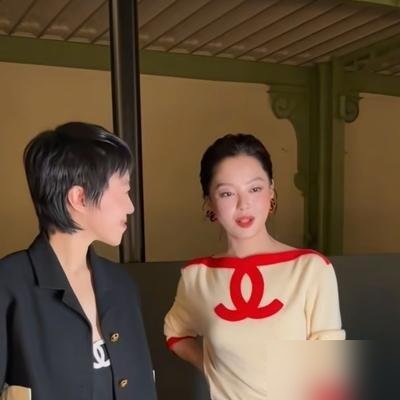窦靖童在《歌手》穿件老头背心，辛芷蕾裹着高定礼服，俩人往台上一站，评论区直接炸了。
有人说辛芷蕾是来走红毯的，窦靖童是来修空调的。可镜头一推近，窦靖童那件洗得发白的背心，配着条肥裤子，愣是把旁边珠光宝气的辛芷蕾衬得像在硬撑。
这姑娘不是不懂审美，是她压根没把“好看”当回事。首秀唱《同一片天空下》