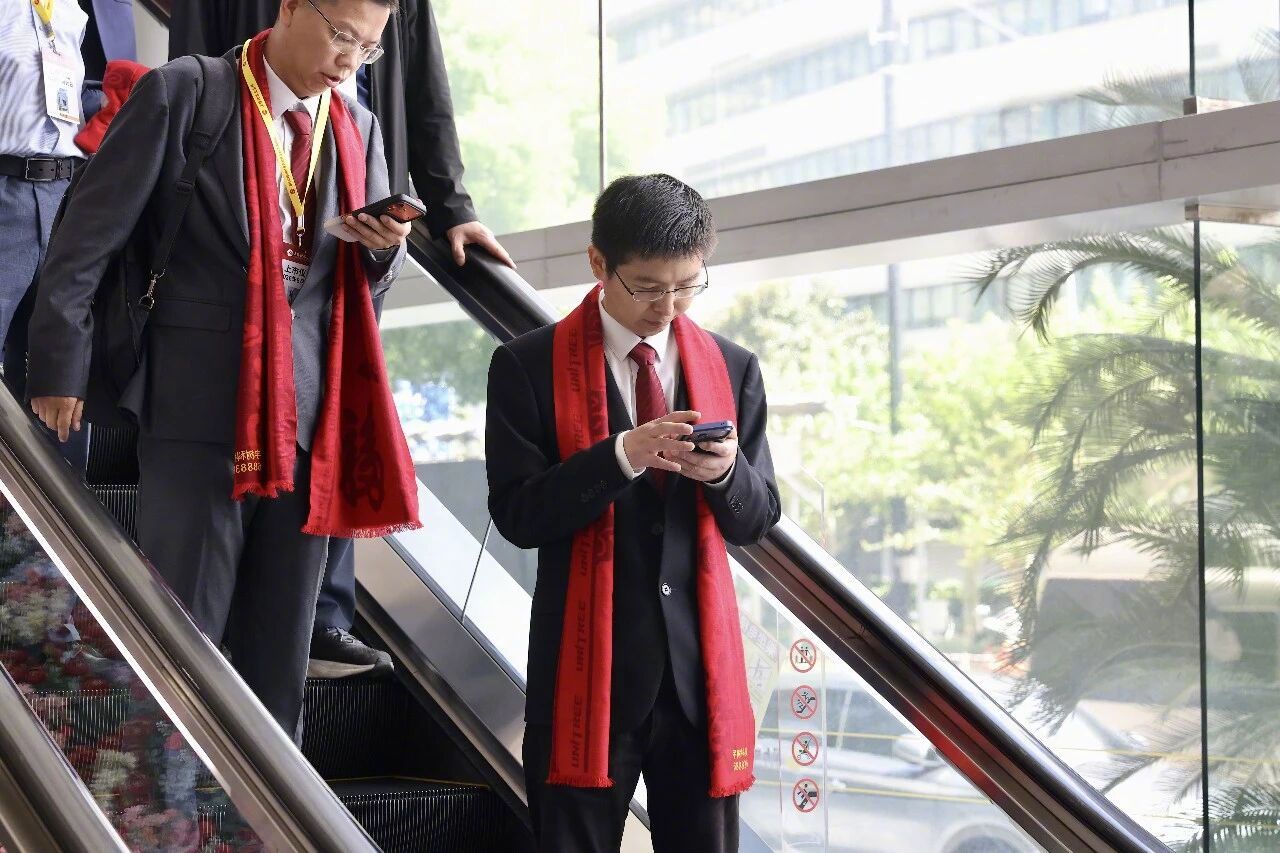 【#宇树科技科创板上市#】 #90后王兴兴成新首富#
8月19日，宇树科技在科创板正式敲钟上市，这波“人形机器人第一股”的IPO名场面直接刷屏！在敲钟仪式上，宇树科技创始人王兴兴全程表情平静，被媒体形容像来上班的“打工人”，面对记者询问他始终低头看手机轻声婉拒。
开盘后，宇树科技股价开盘一度强 ​