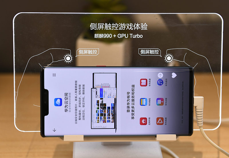 华为外挂“巨炮”专利公开，刚刷到消息的时候我直接笑出声，这命名也太有画面感了，还以为新出了什么游戏外设，点进去才发现是个外接摄像装置。
说白了就是绕开手机内部那点可怜的体积限制，把大尺寸传感器、多枚光学玻璃镜头全塞到外接模块里，手机只负责算力输出和屏幕显示，光学成像全交给这个“巨炮”。不像以前第三方