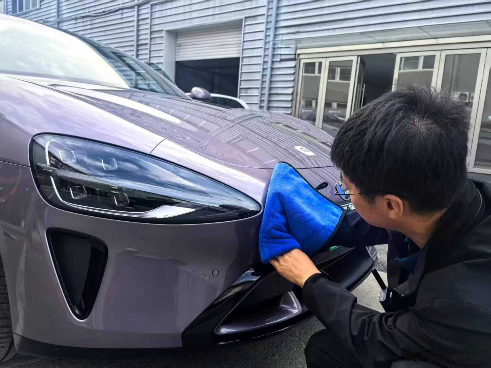 感谢长春景阳大路小米汽车服务，我的飞哥，历经数次为我的爱车遮风挡雨，有幸这次抓拍到几张，真的要好好做个表扬，从去年春节紧急救援补胎到车辆维修每次都特别细心，总是无声默默付出。可能对于你来说这只是工作的一部分，但是在一位小米车主看来，真的非常暖心，刚开完长途北方虫子特别多，边角缝隙 ​