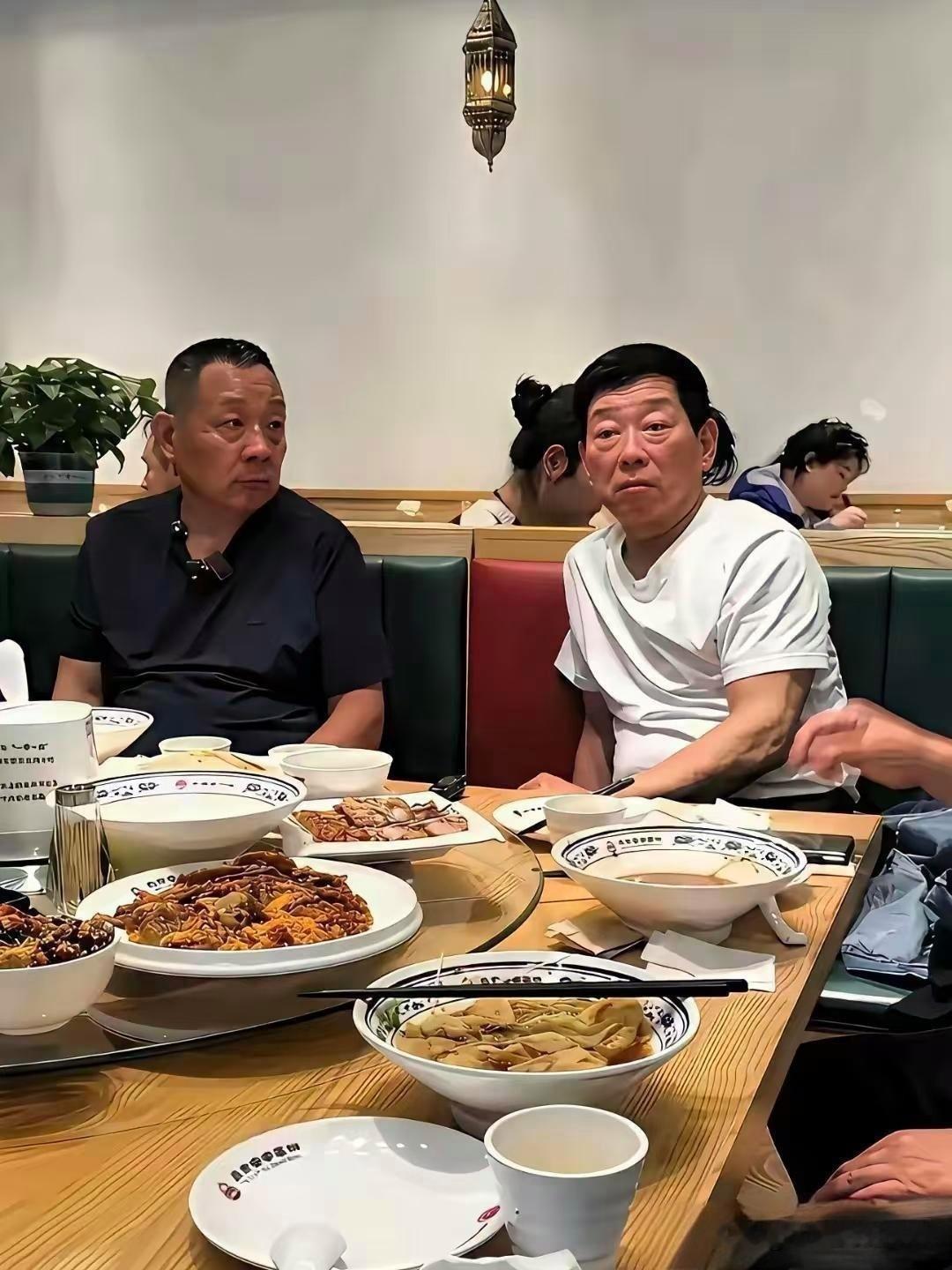 保定一家普通小馆的大厅散台，魏建军和于东来正挤在一块儿吃驴肉火烧。

没包厢，没茅台，桌上就几道接地气的家常菜。看着俩身价百亿的大佬，像咱老百姓一样边撸串边扯闲篇，心里真挺感慨。人家不是吃不起海参鲍鱼，是真觉得没必要为了个虚面子去充大头。这顿饭，吃得是实在，透出的才是真格局！