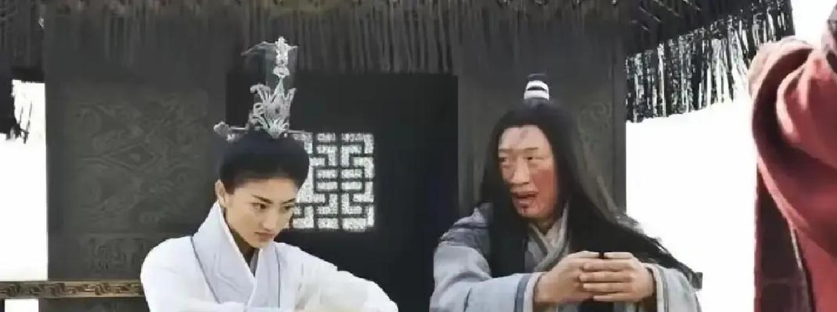 当年《战国》那过亿的投资砸下去，硬生生拉来吴镇宇和金喜善给一个纯新人当陪衬

口碑碎了一地之后，大家都在心疼被资本裹挟的老戏骨

仔细扒一扒当年孙红雷在采访里倒的苦水，事情根本没那么简单

他曾给自己的那次表演打了可怜的20分

据说刚进组打照面，女主大喇喇地坐下直接摊牌，说自己压根不懂怎么演戏，甩