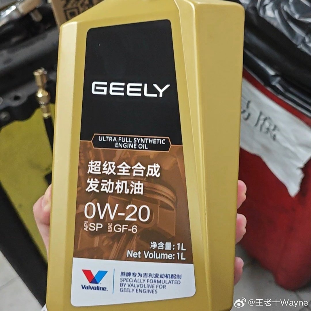 前段时间去吉利4S 店拍了银河 TT   顺便给车做保养
拍完之后  保养还没排到我  手机还没电了  我就在 TT 里用无线充给手机充电 然后再体验体验车机   就这么一直坐了半个小时 ，人来人往 [流汗]  充了一半 保养开始我就撤了  以后出门记得带充电宝呀#吉利银河##吉利银河tt# ​