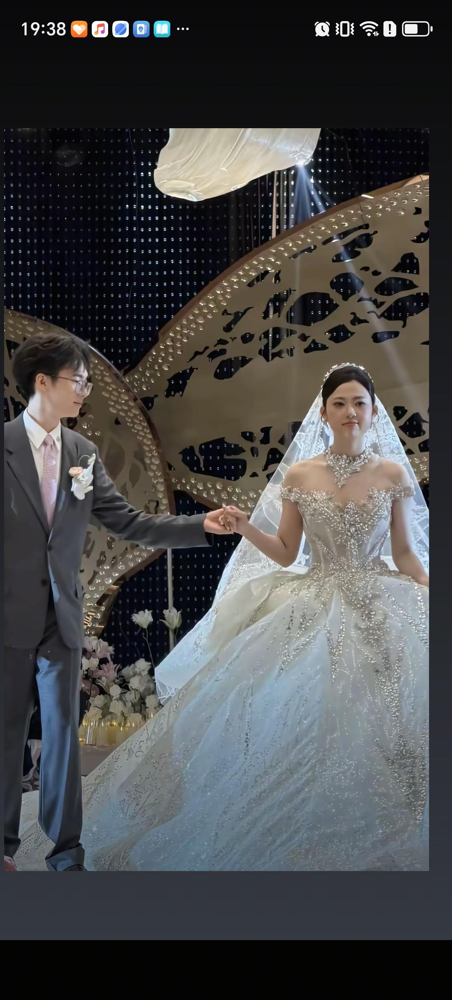 慈溪少爷举办的婚礼果然盛大，光婚车车队就价值上亿了，头车是 柯尼塞格Agera R，接着是库里南，再后面是20辆炫酷的红色法拉利。

这场婚礼让人忍不住数豪车，可说到新娘，评价却变成了“挺漂亮，就是没笑”。这句“就是”，听着有点替她累：婚礼排场已经够抢眼了，新娘还得笑得让围观的人满意吗？

车是什么