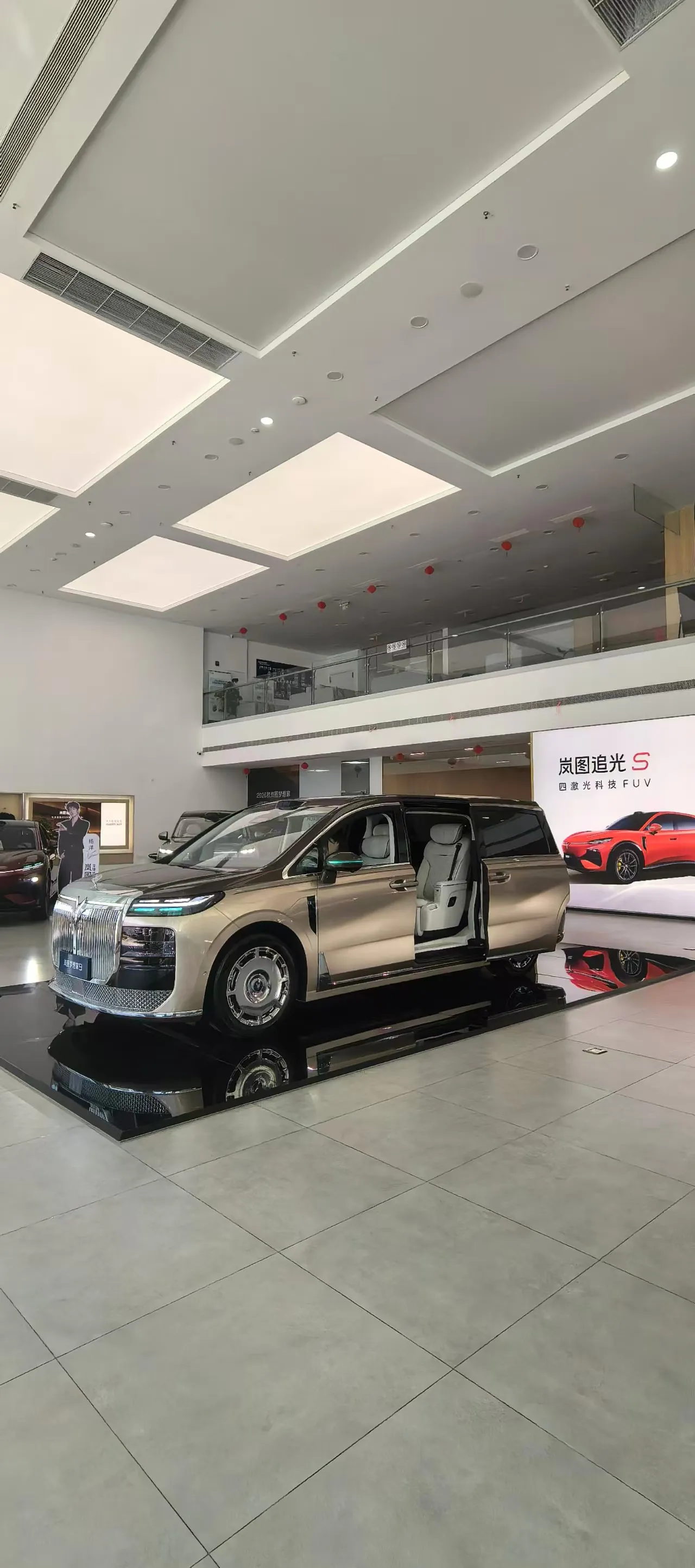 中秋过来重庆岚图金菱车世界用户中心做车辆保养，等候的时候在展厅闲逛。
作为刚提一个月的岚图新车主，试驾过许多新的车型，积累了相当多的一些试驾体验，但一进到金菱车世界用户中心的大厅，就被这台车子吸引了目光。整车是大气方正的宽体车身，琥珀金双拼车漆高级感十足，前脸直瀑镀铬中网搭配龙鳞纹理格栅，最吸睛的就