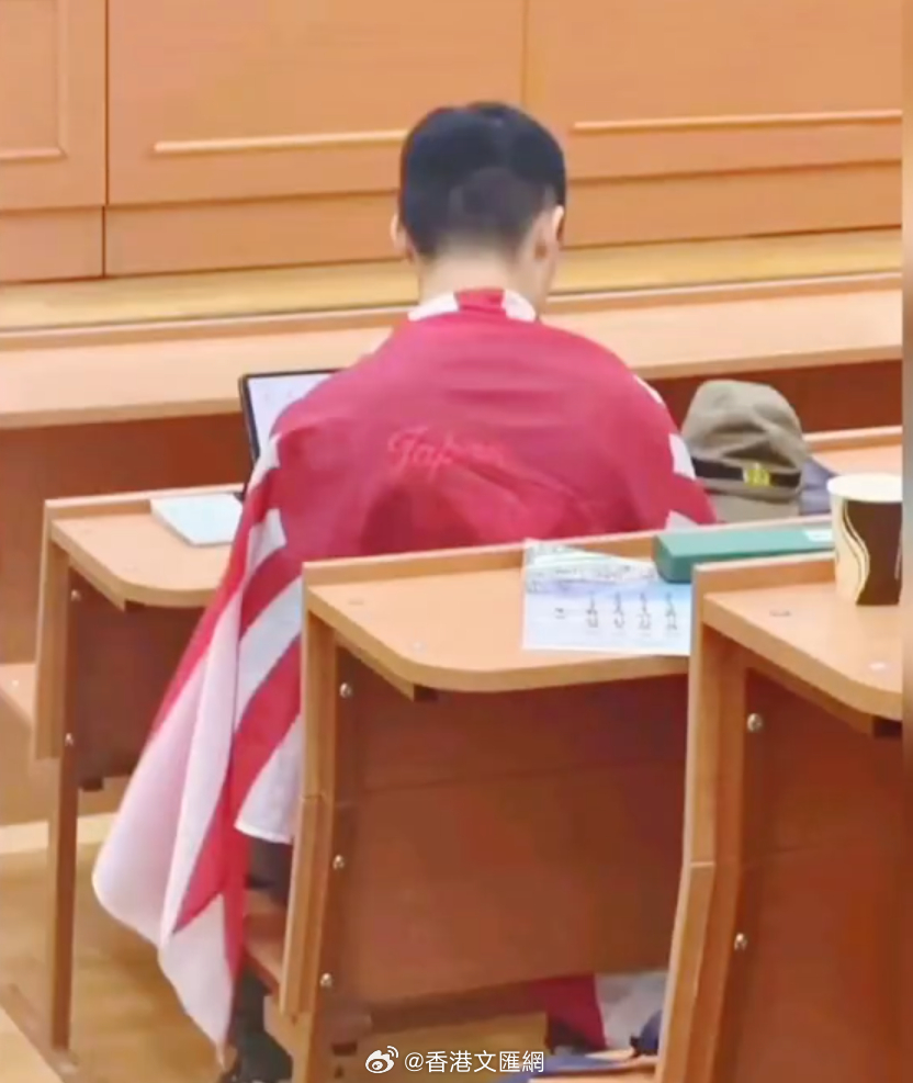 #人民日报评留学生身披旭日旗# ：对精日言行要零容忍

近日，莫斯科大学一名中国留学生在课堂上身披旭日旗一事引起舆论热议，目前，该学生已被遣返。人民日报发表评论《对“精日”言行零容忍》指出，把日本侵略历史的标志性符号披在身上，是对民族苦难的轻慢，也是对历史正义的冒犯。个别人为军国主义 ​