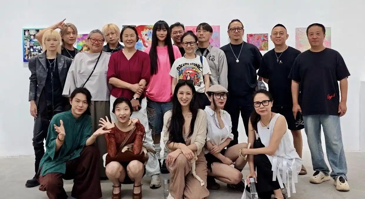 20多岁窦佳嫄办画展，洪晃等大咖低调捧场，网友嘀咕：这是看画还是看窦唯面子 ​