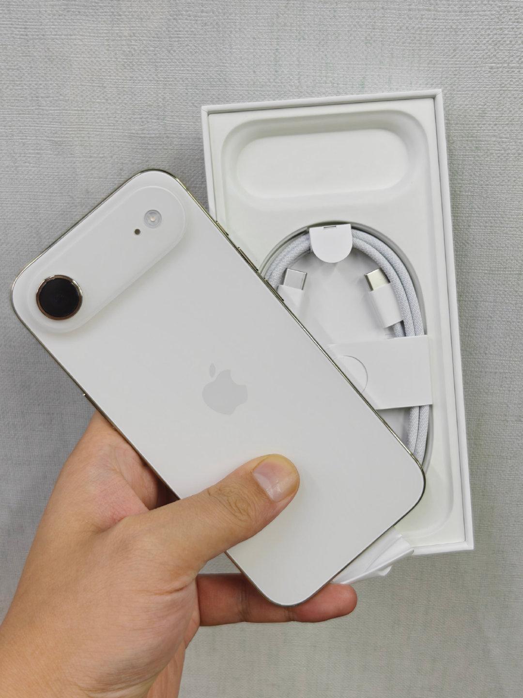 iPhone Air 定位 比 iPhone 17 高
现在价格比iPhone 17 便宜
卖不过iPhone 17（差很多很多）
哪里出了问题[doge][doge][doge] ​