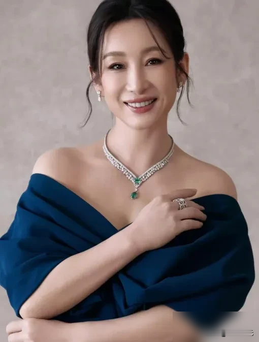 央视中秋晚会上，秦海璐一开口，差点把旁边的专业歌手胡夏衬成了伴唱。
很多人以为她只是个来凑热闹的演员，却不知道这女人带着硬底子童子功。
人家自幼主攻京剧刀马旦，气息和咬字早就刻在骨子里了。当年在《跨界歌王》，一首京剧混搭摇滚的《北京一夜》，直接拿下首期冠军。不仅如此，她早早就出过两张个人专辑，根