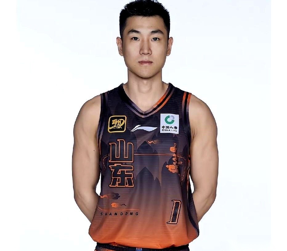 山东高速男篮这回的操作，其实也就是把场上队长的名头，从高诗岩交到了郭凯手里。
结果一眨眼的功夫，网上的流言已经铺天盖地。什么“高诗岩被彻底放弃了”、“有了强力外援和王岚嵚，老高只能去守饮水机了”，传得比宫斗剧还热闹。
说这些话的人，是真没算过一笔明白账。
人家高诗岩前脚刚跟俱乐部签了两年顶薪续约合同