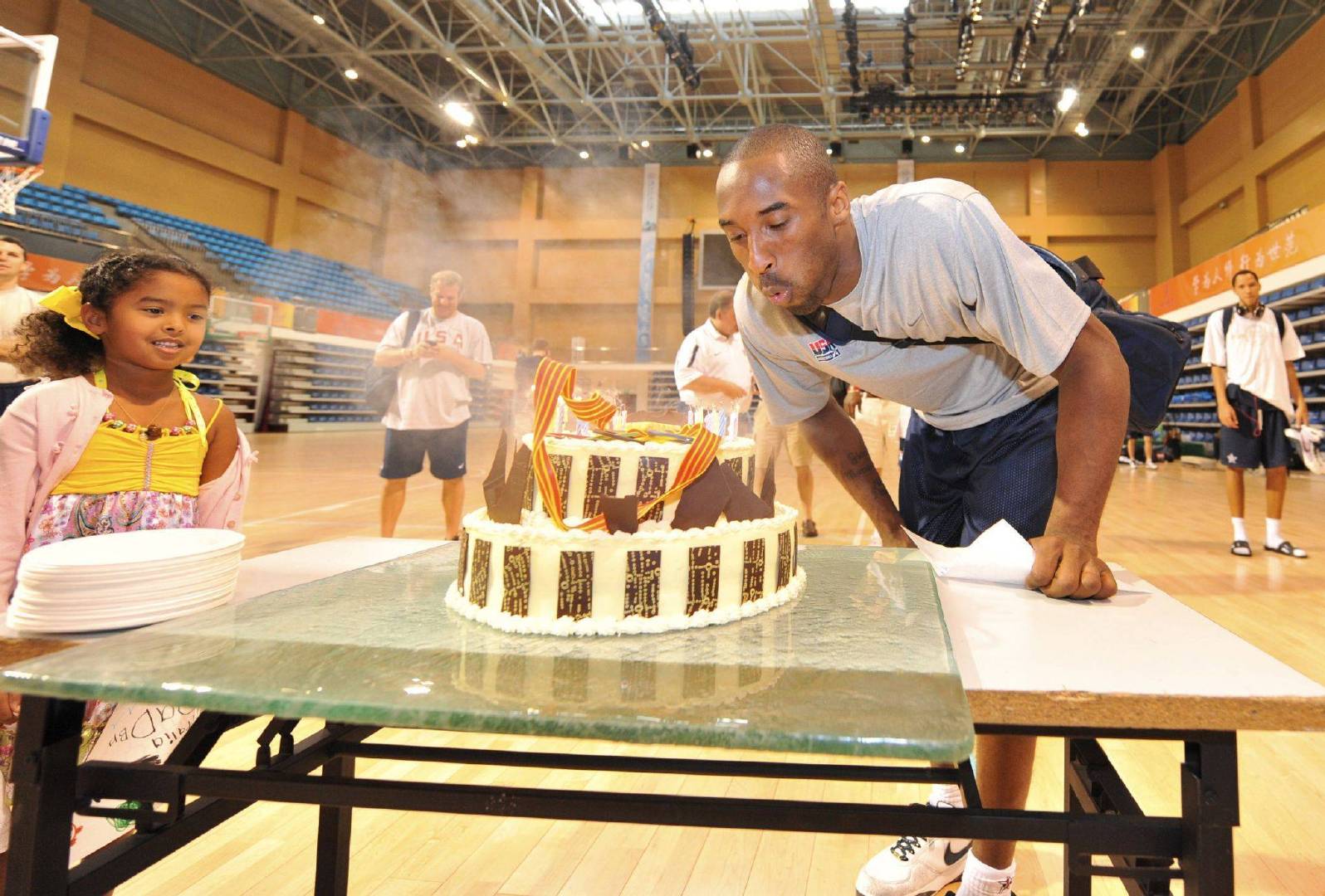 洛杉矶时间零点整 生日快乐，我的科🎂 年年有今日，却日日再无你 前两...
