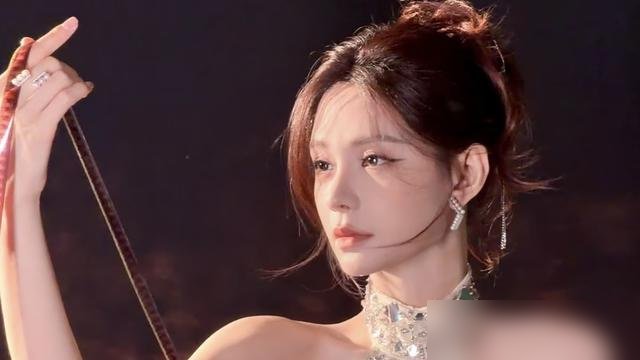 沈梦辰现在往台上一站，那股子松弛劲儿，以前真没有。
金鹰奖直播，她控场，不抢话也不冷场。接着《披荆斩棘》《声生不息》连轴转，串词全是人话，不端着。再看《去“湘”当有味的地方》，蹲在张家界山里，用方言跟老乡砍价、嗦粉，一点不矫情。
这姑娘硬是把“杜海涛老婆”这个标签，一步步磨成了“湖南台撑场面的女