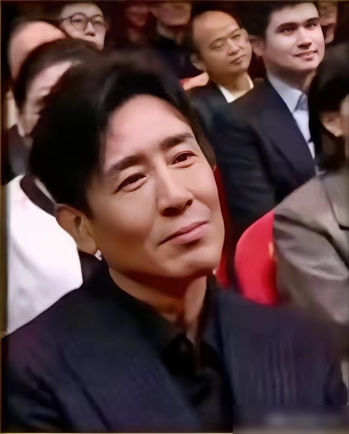 王仁君拿奖那一秒，镜头切给于和伟，脸绷着，嘴角没动。
飞天奖优秀男演员，入围的有于和伟、胡军、朱亚文，个个都是大热门。结果爆冷，王仁君靠《浴血荣光》里的青年毛泽东拿了。
于和伟的吴石将军，之前被喊了一整年大满贯预定，最后陪跑。网上吵翻了，说冷门干掉热门，看不懂。
赵丽颖没管这些，发文就仨字二哥