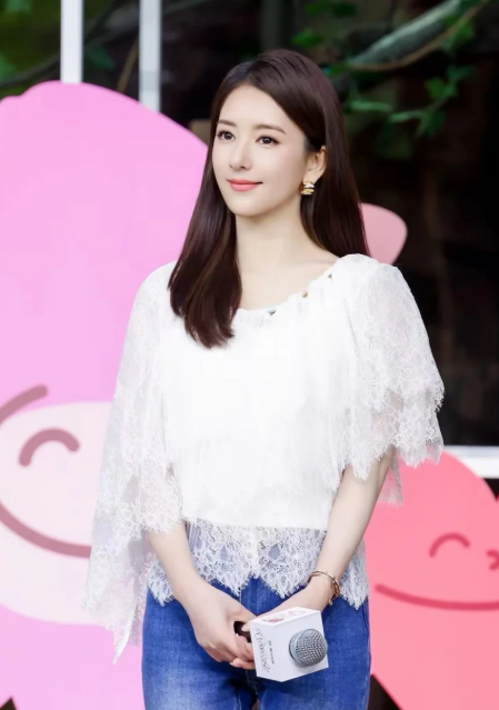 方媛这段婚姻，  
真的不能仔细深究，  
因为仔细一查就会发现，惨和不惨，全看你翻的是哪一页。

翻热闹那页，是香港一场婚宴，郭富城满场敬酒应酬，她独自坐在主桌旁，低头刷了二十多分钟手机，没人搭话。翻另一页，是她39岁生日那晚，郭富城在外地开演唱会，凌晨四点多还亲手转发她的照片送祝福；新加坡度假，