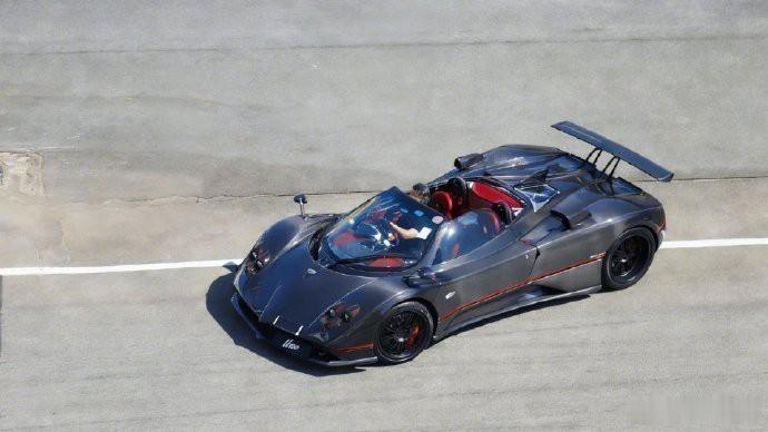 Pagani Zonda F Roadster 是一款将速度与优雅完美结合的传奇之作。它不仅展现了卓越的性能，还以独特的设计美学征服了每一位鉴赏家的心。选择 Pagani Zonda F Roadster，意味着选择了无可比拟的驾驶体验和时尚态度。 ​​​