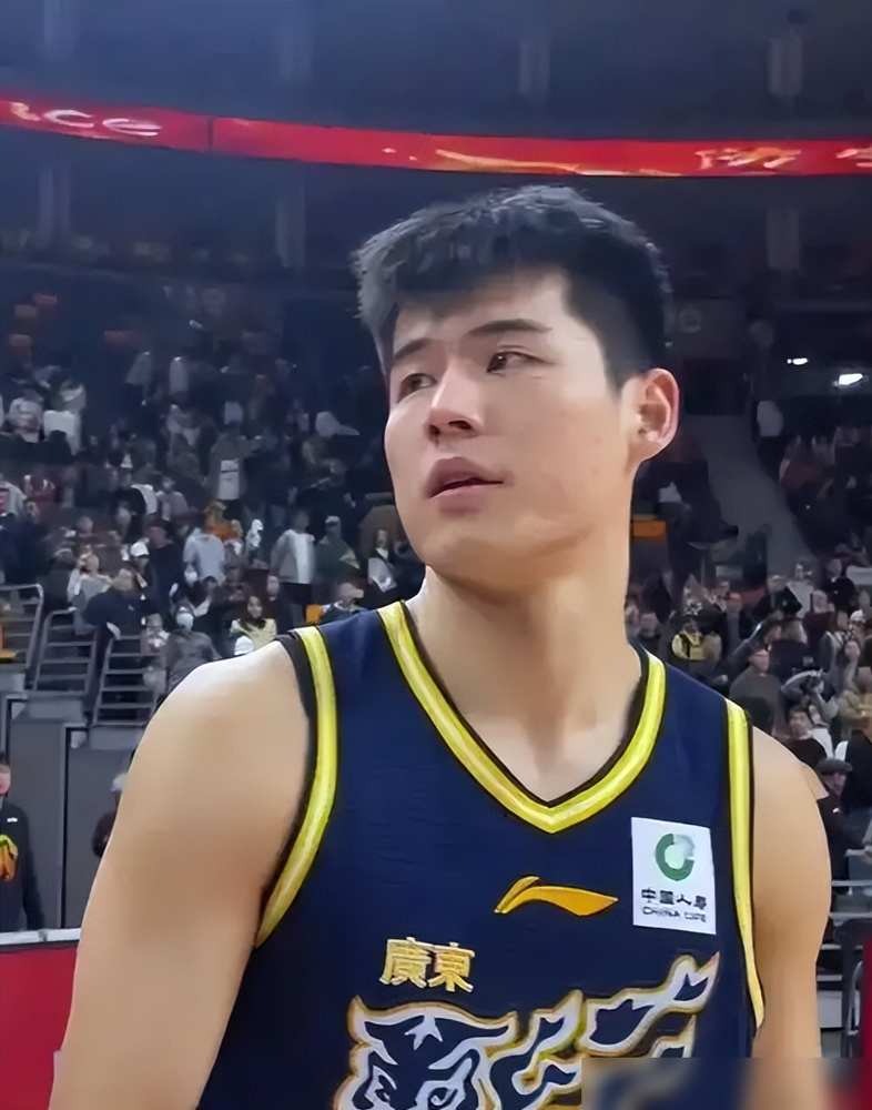 山东男篮想挖广东的墙角，结果宏远直接开口要价3000万，一个打替补的00后凭什么这么贵？
这个被标上天价的年轻人叫陈家政。
论效率，他真够狠。3月25日打四川，他上场仅14分钟，三分球3中3，硬生生狂砍20分，防守端更是像块牛皮糖。
之前广东锋线太挤，杜锋也无奈把谁换下来呢。但到了8月，广东换