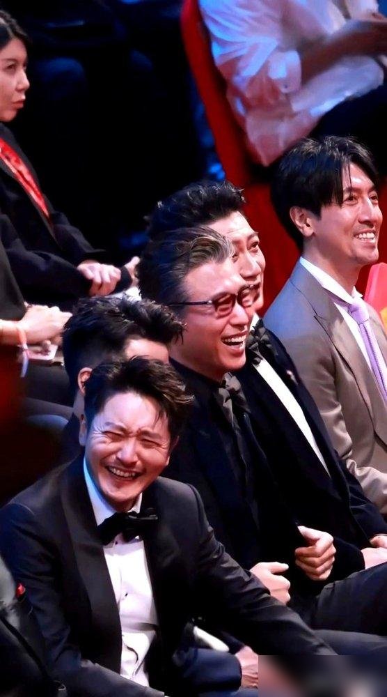 飞天奖现场，倪萍指着李乃文甩出一句“好好活着”，全场笑翻，胡军直接笑到拍腿。
这哪是颁奖礼，这是老戏骨团建。台上台下互相砸挂，郭京飞、李乃文坐一块儿，接梗比接奖还快。
倪萍下一句更狠：“你那新剧《醉梦》要播了，搭档刘诗诗、胡先煦，你可得撑住。”
李乃文咧嘴一乐，啥也没说。就这松弛劲儿，没点真东
