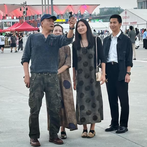 胡军一家四口近照，女儿和儿子都好高啊